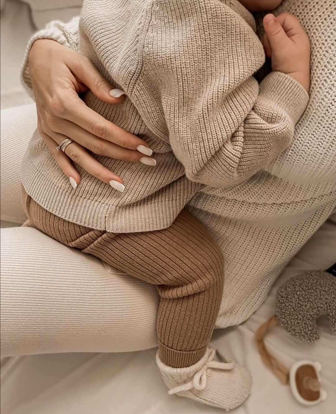 Предметное фото - стильные и оригинальные комплекты для новорожденных.