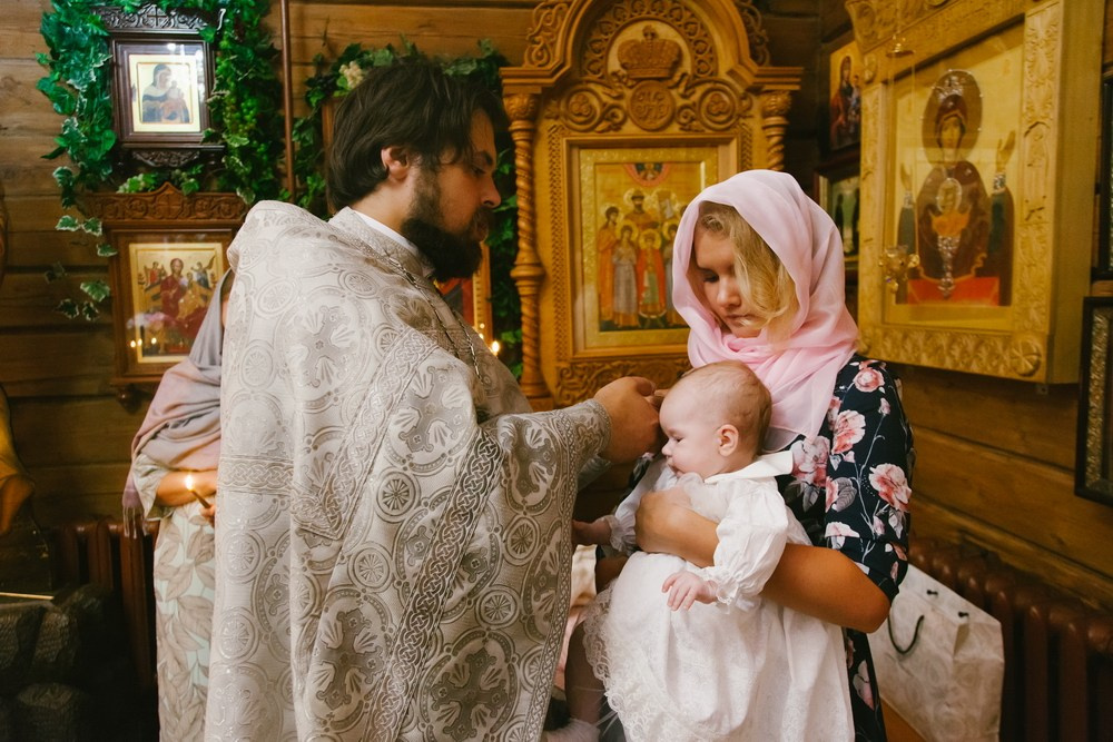 Крещение Церковь Иконы Божией Матери Казанской. Вырица. Фотограф на крещение в Санкт Петербурге