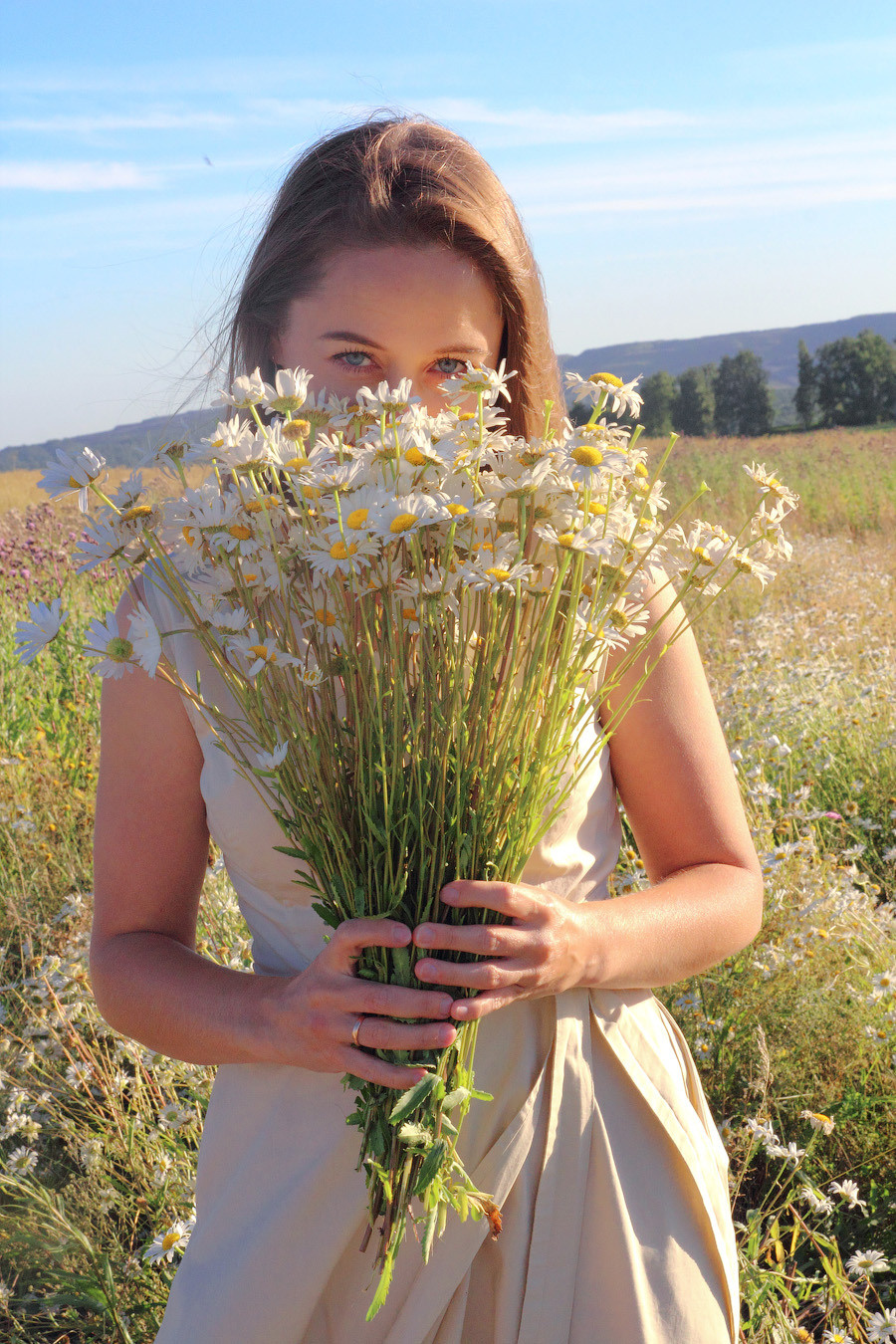 В ромашковом поле). Фотограф Ирина Колесникова