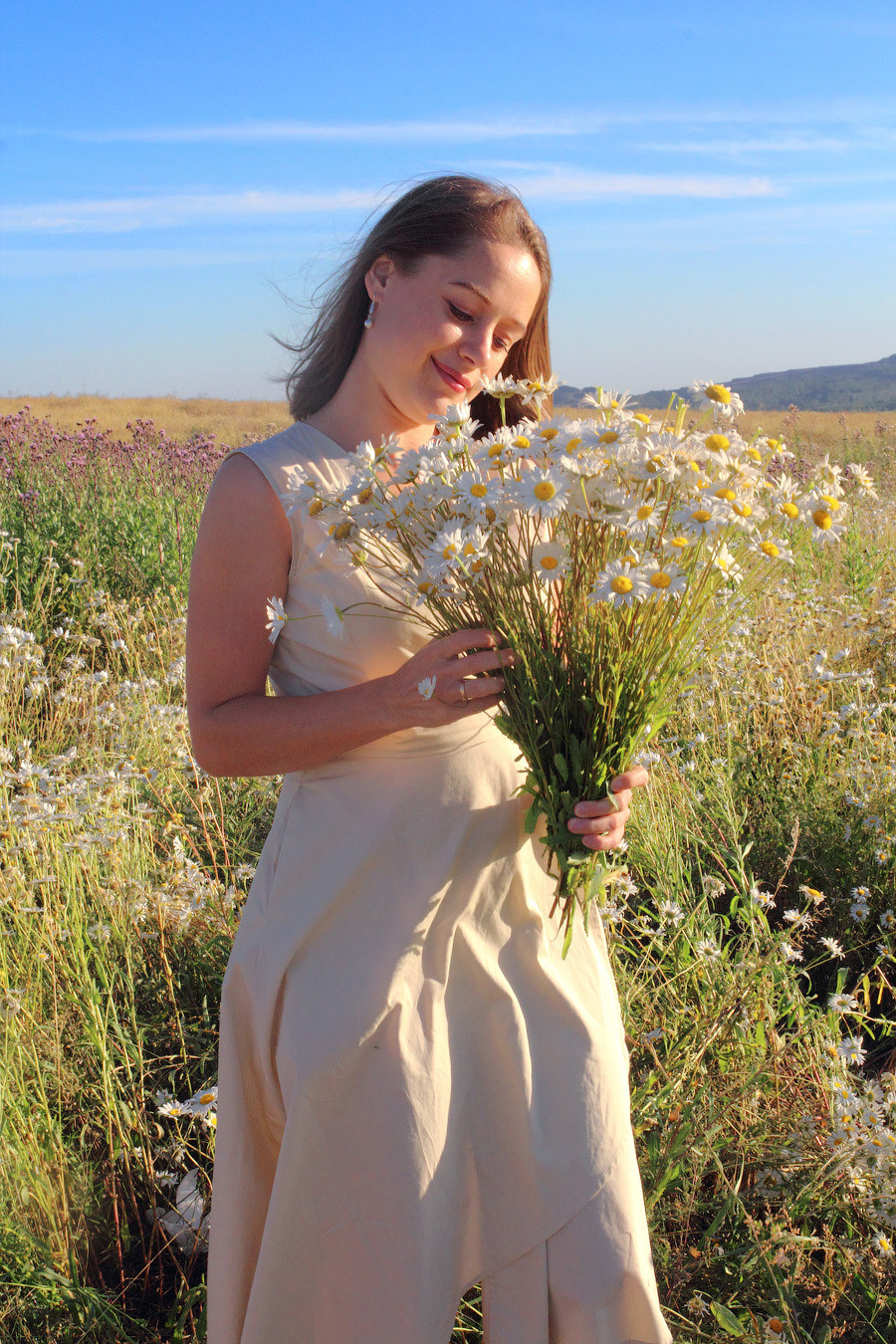 В ромашковом поле). Фотограф Ирина Колесникова