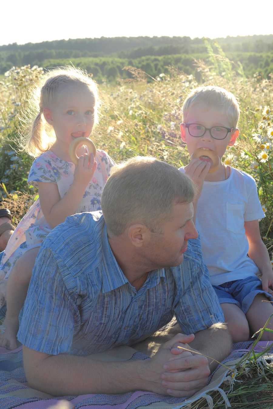В ромашковом поле). Фотограф Ирина Колесникова