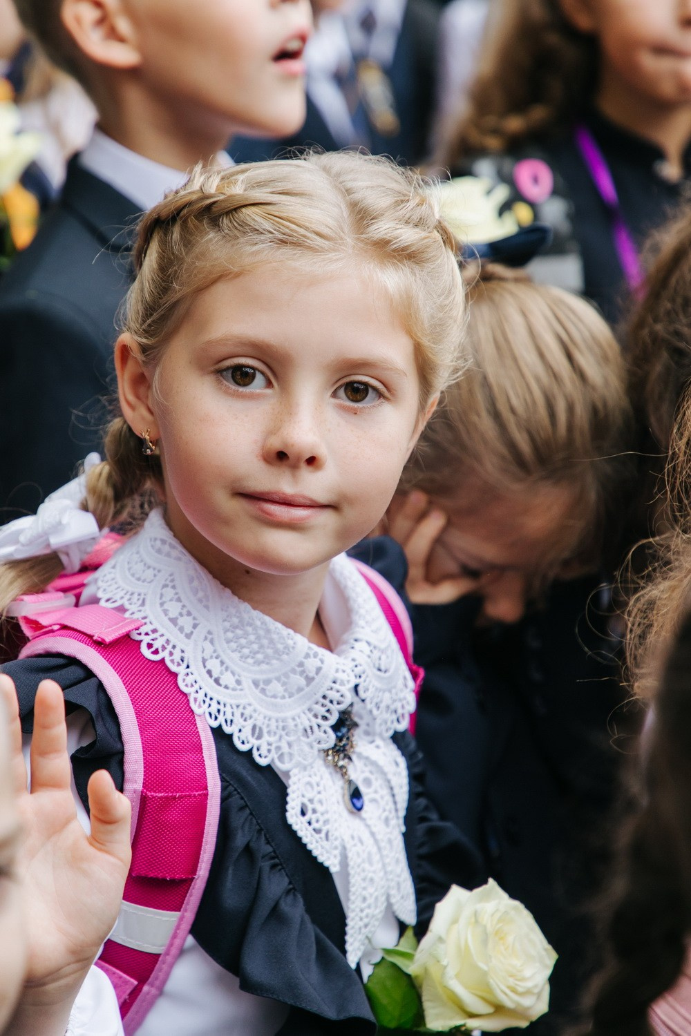 Школьники 1 сентября, линейка. Фотограф крещение венчание в Петербурге! Помогает подобрать храм и посоветовал душевного батюшку в СПб