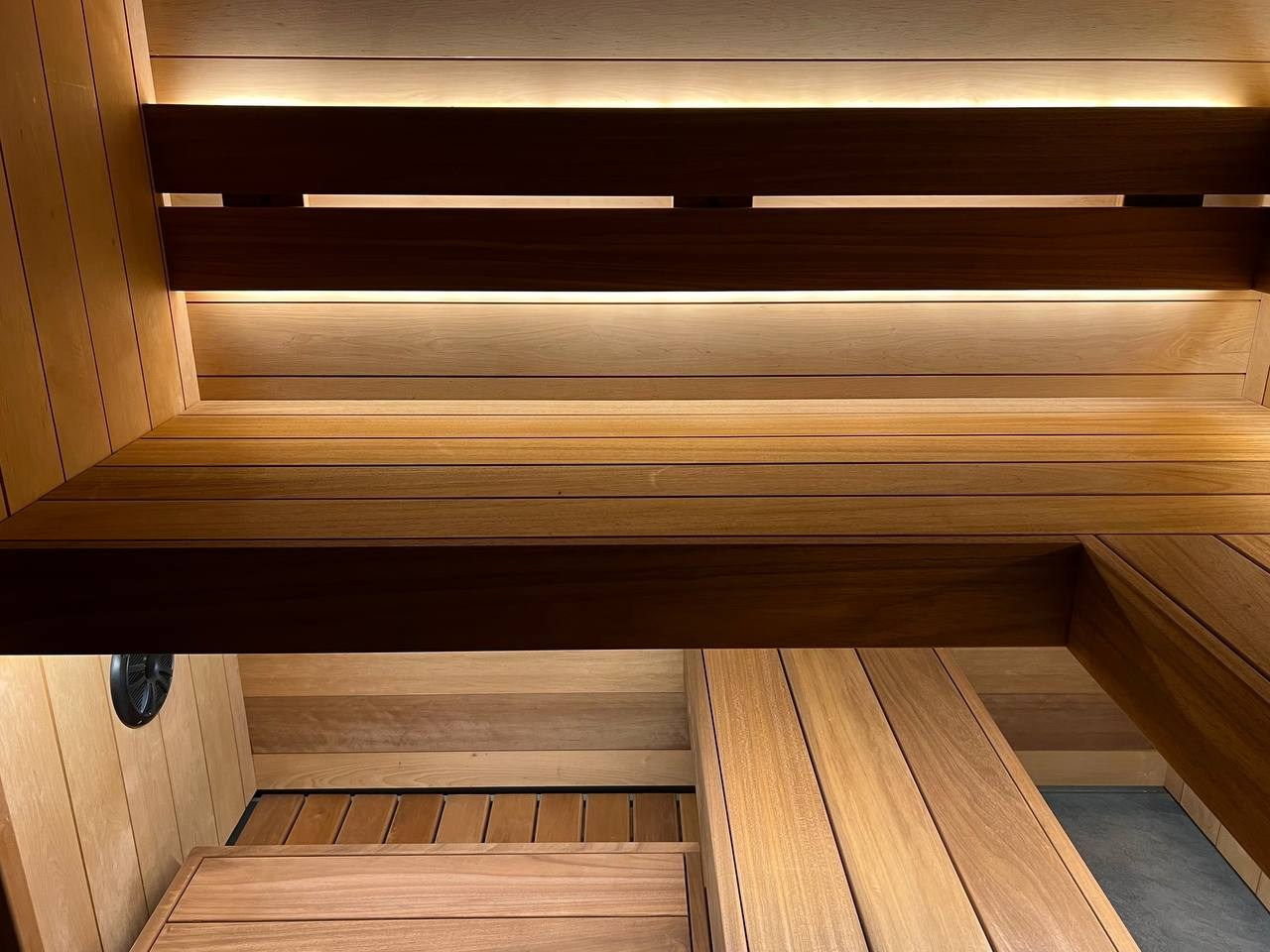 Респект команде Печи Горбунова за продуманный проект, а нам — за его реализацию: термоольха, Sangens, звёздное небо и можжевеловое панно. SaunaTopMasters