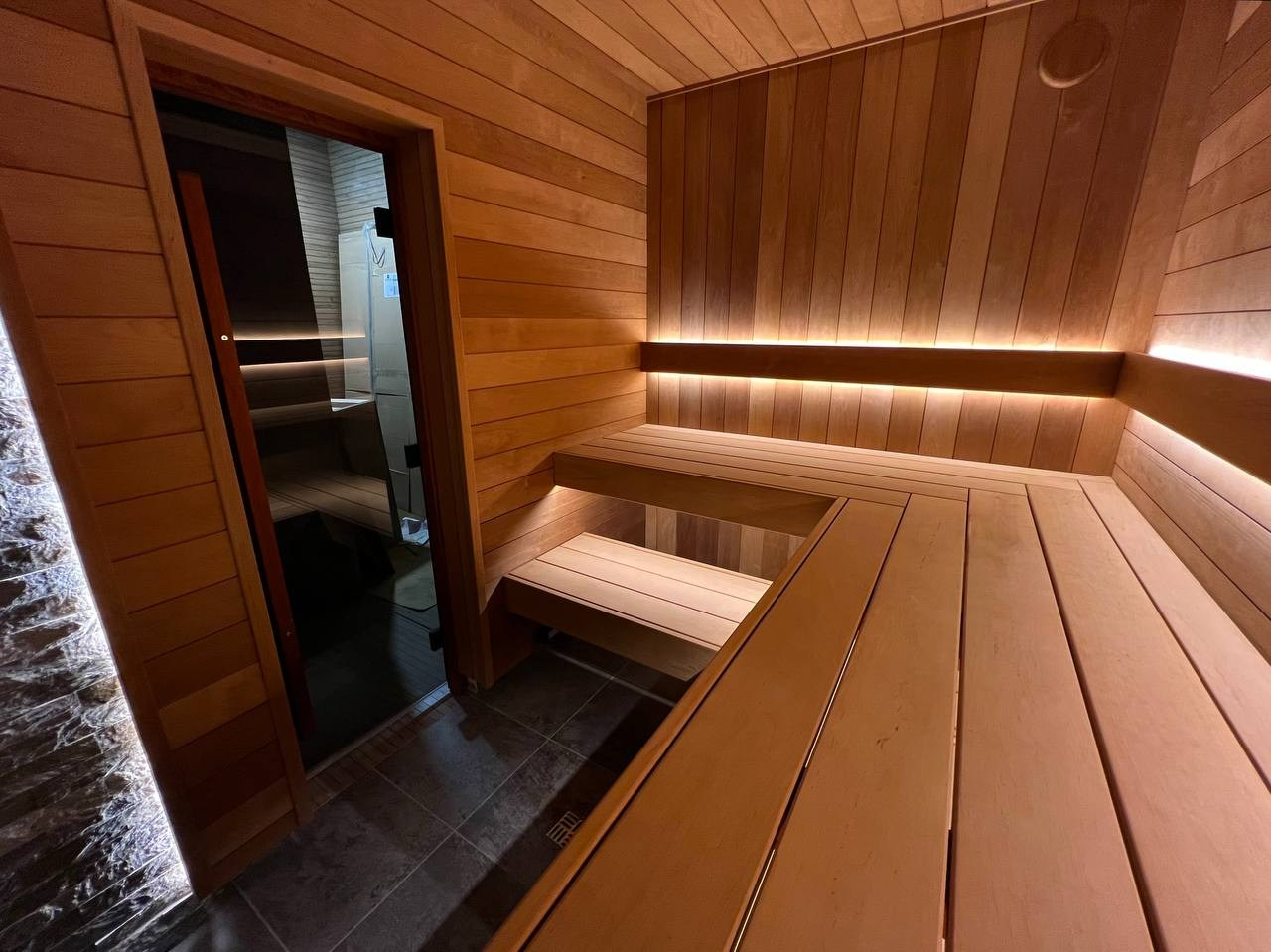 Роскошная парная в Касимово с натуральным камнем, можжевеловым панно, парящими полками и спинками, и главное- Атмосфера в новой облицовке. SaunaTopMasters