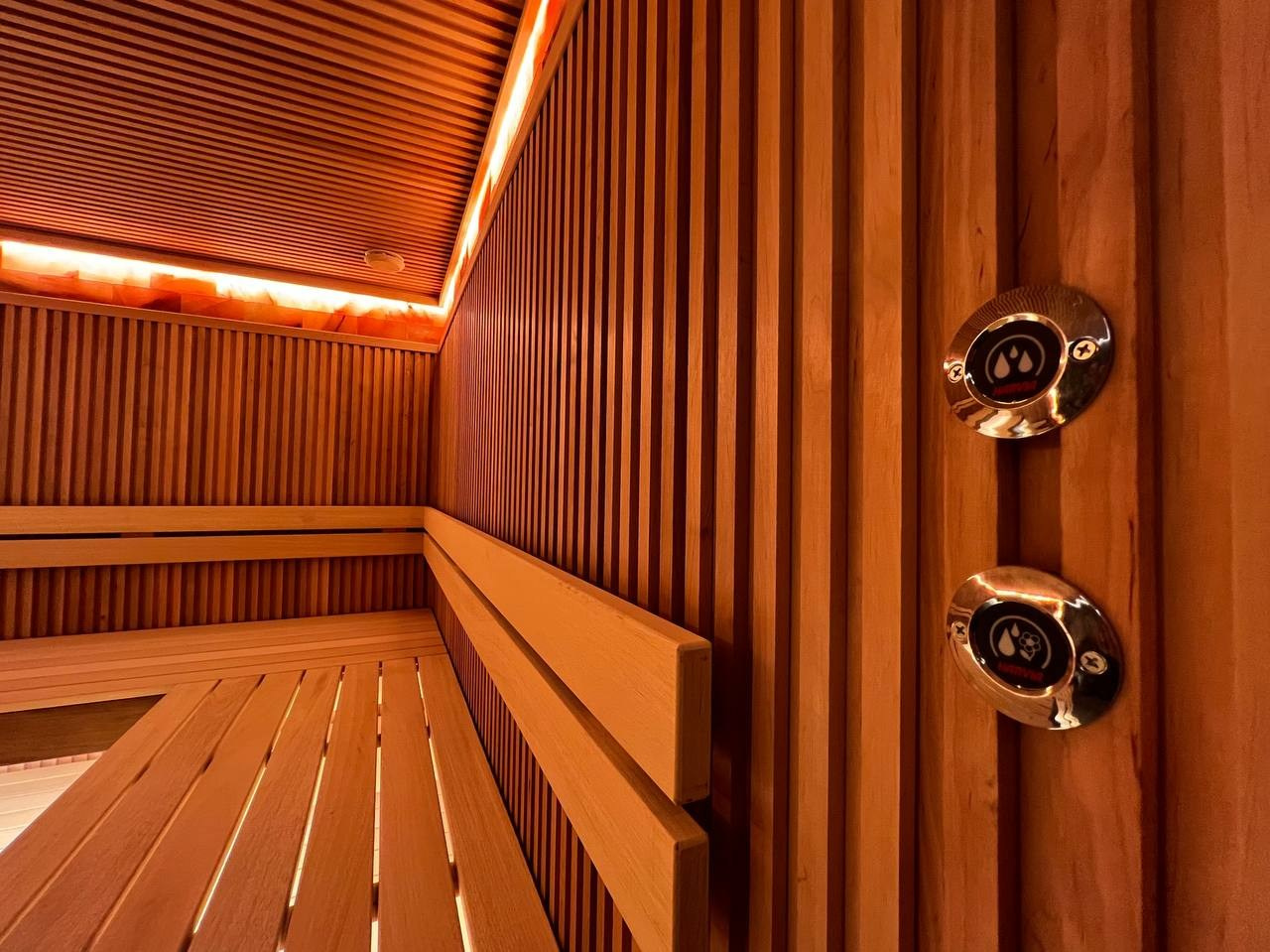 Травяная сауна в общей Спа-зоне клиники. Выполняет индивидуальные задачи, по этому добавлено большое количество гималайской соли и автополив. SaunaTopMasters