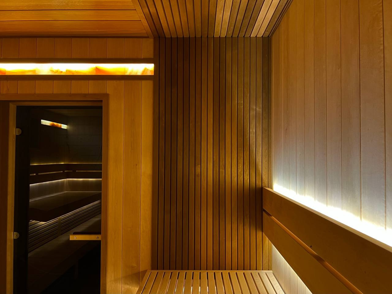 Парная в Рощино разделена на две зоны: одна с парильным столом для активного парения, вторая- с анатомическим полком для релаксации. SaunaTopMasters