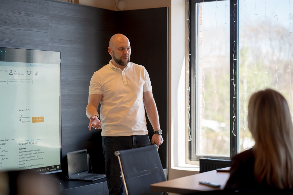 Презентация брендов EMAR и OULIN — производителей кухонных смесителей, моек из нержавеющей стали и кварцевого камня, кухонных аксессуаров. ВУД ТВОРЕЦ мебельная фабрика|ТВОРЕЦ студия мебели