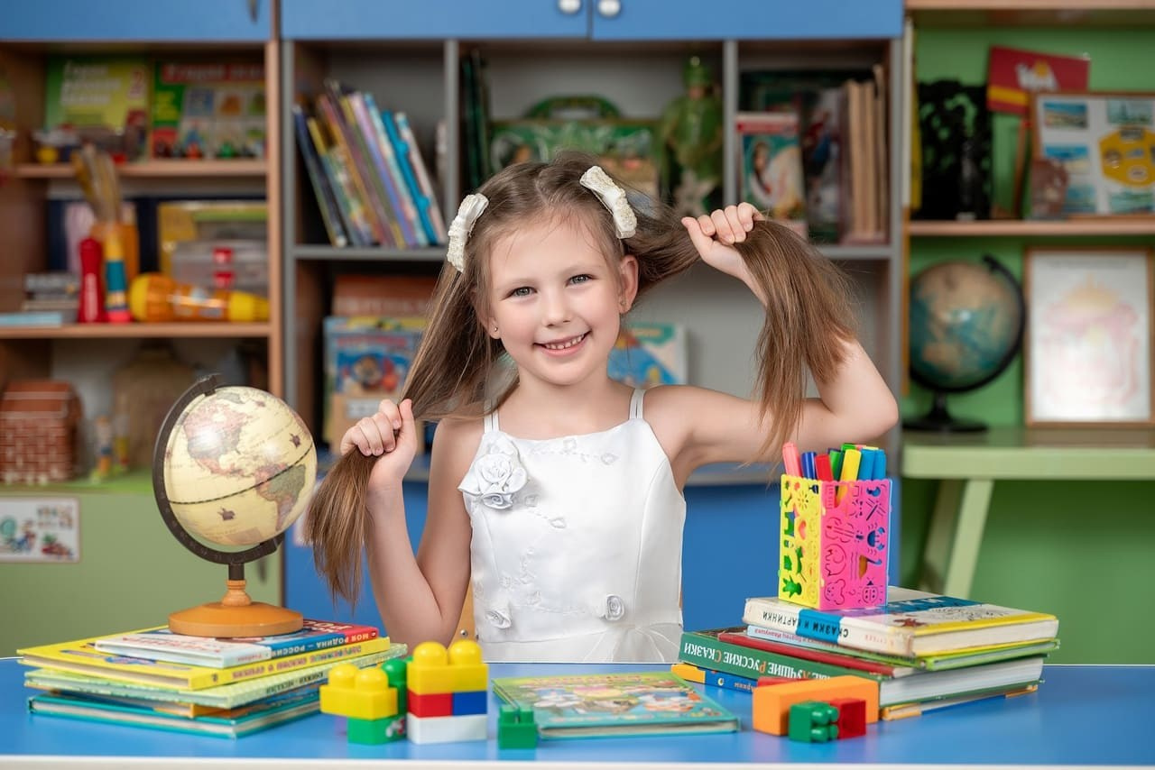 Фото симпатичной девочки с косичками из детского сада г Челябинска.