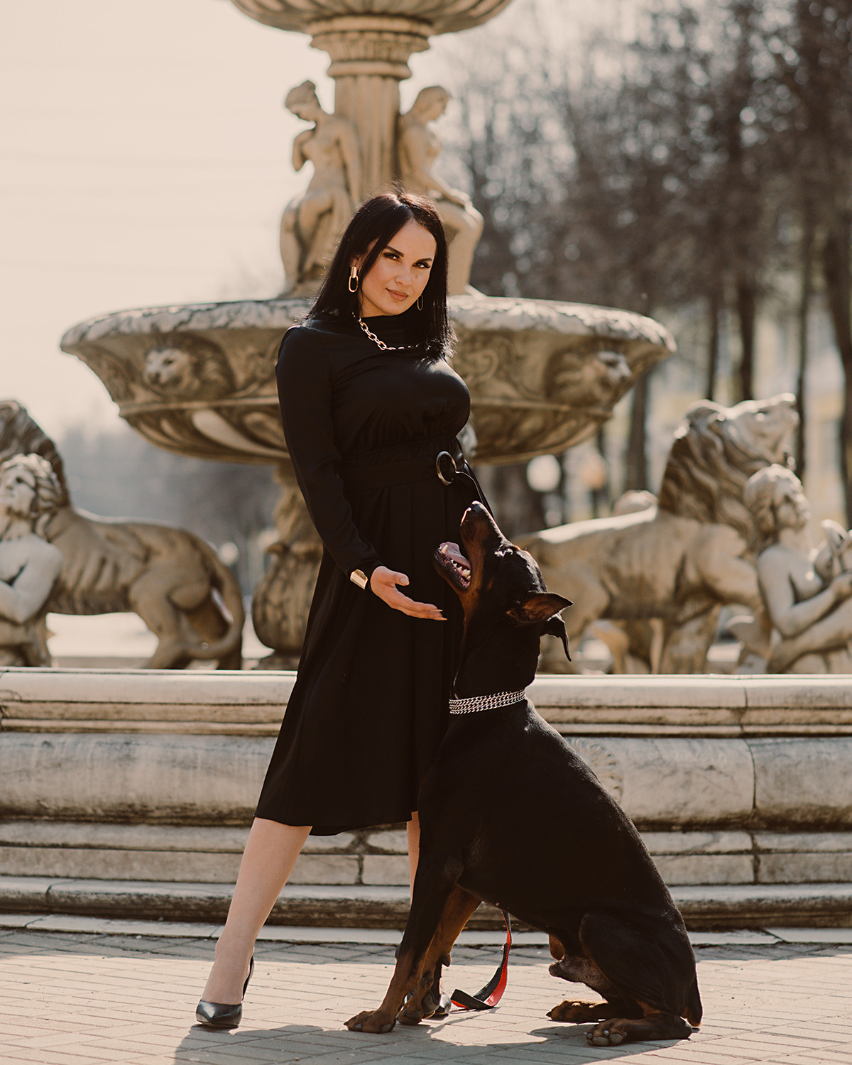 Фотосессия девушки с доберманом в черном платье