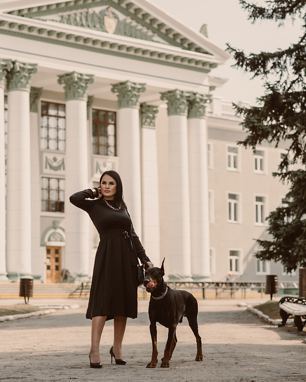 Фотосессия девушки с доберманом в черном платье на площади