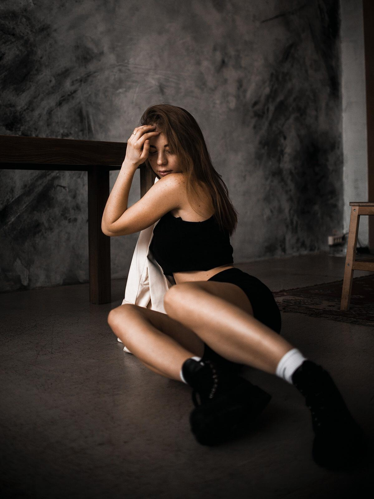 Фотосессия девушки в ботинках, пиджаке, топике и велосипедках  в студии с манекеном 