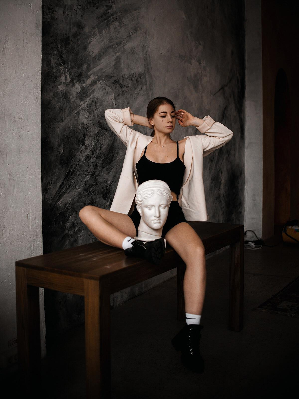 Фотосессия девушки в ботинках, пиджаке, топике и велосипедках  в студии с манекеном 