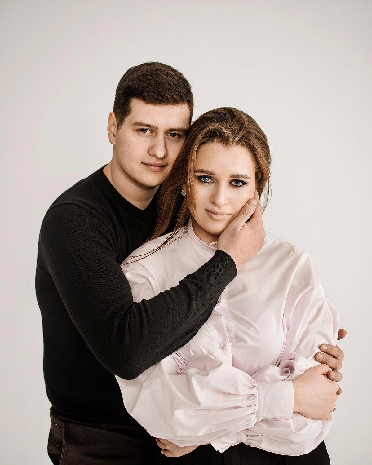 Фотосессия пары в студии. Love Story. Голубоглазая девушка в винтажной розовой рубашке