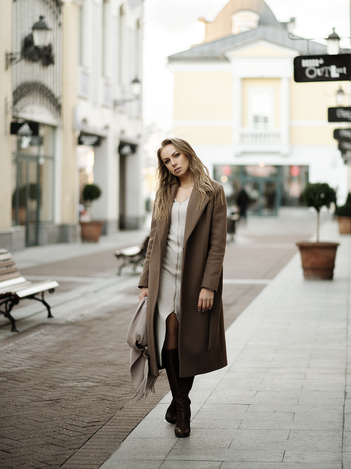 Фотосессия девушки в нюдовом стиле в аутлете Белая Дача. Портретная фотосъемка, прогулочная