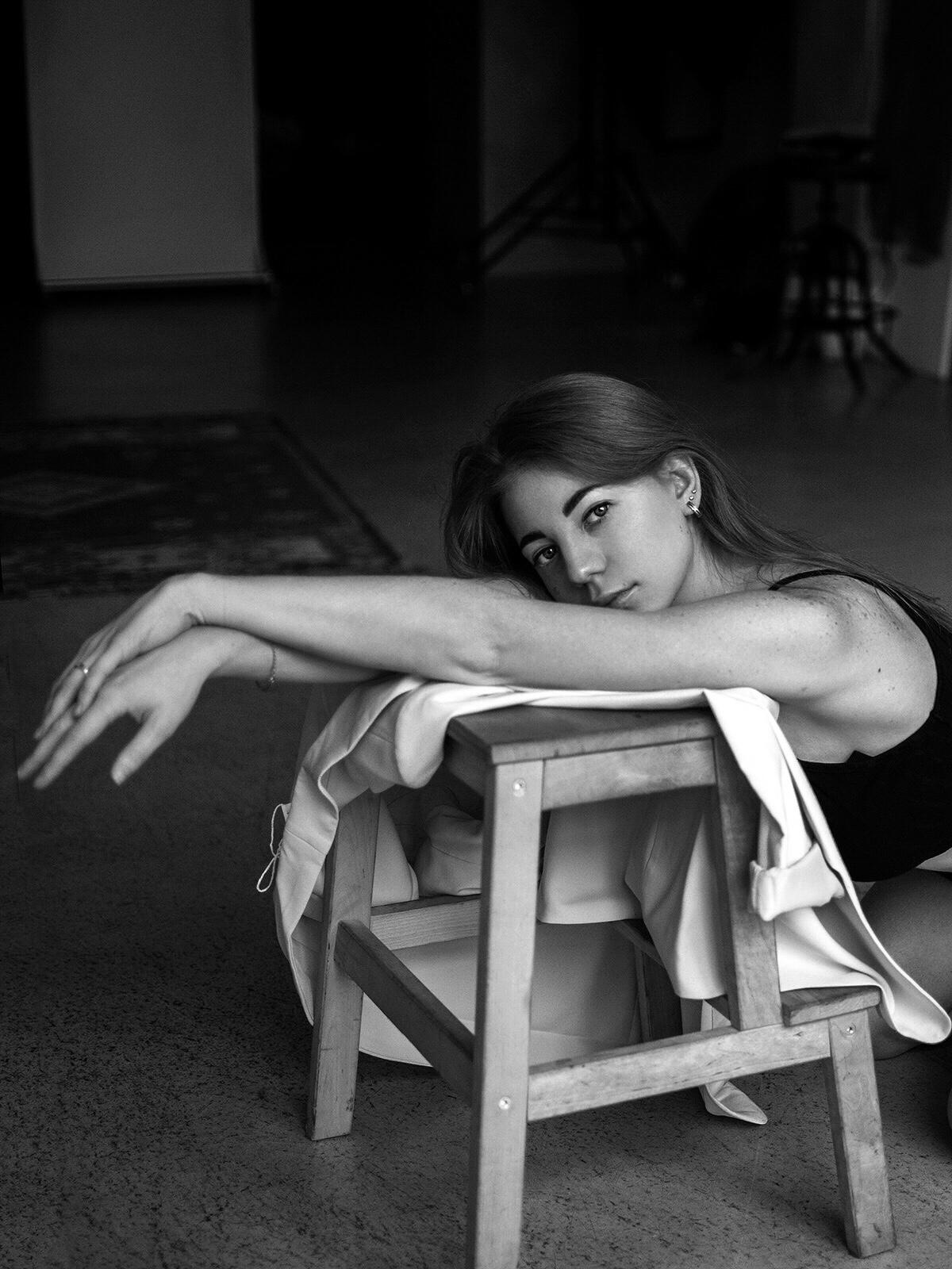 Фотосессия девушки в ботинках, пиджаке, топике и велосипедках  в студии с манекеном 