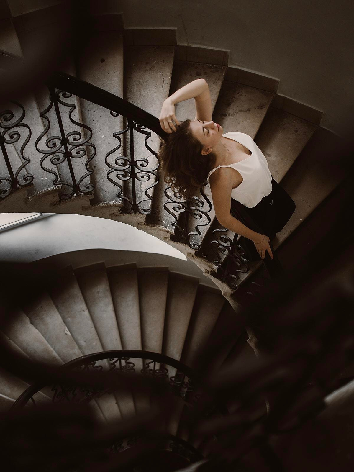 Фотосессия девушки на старой винтовой винтажной лестнице. Ретро лестница вниз