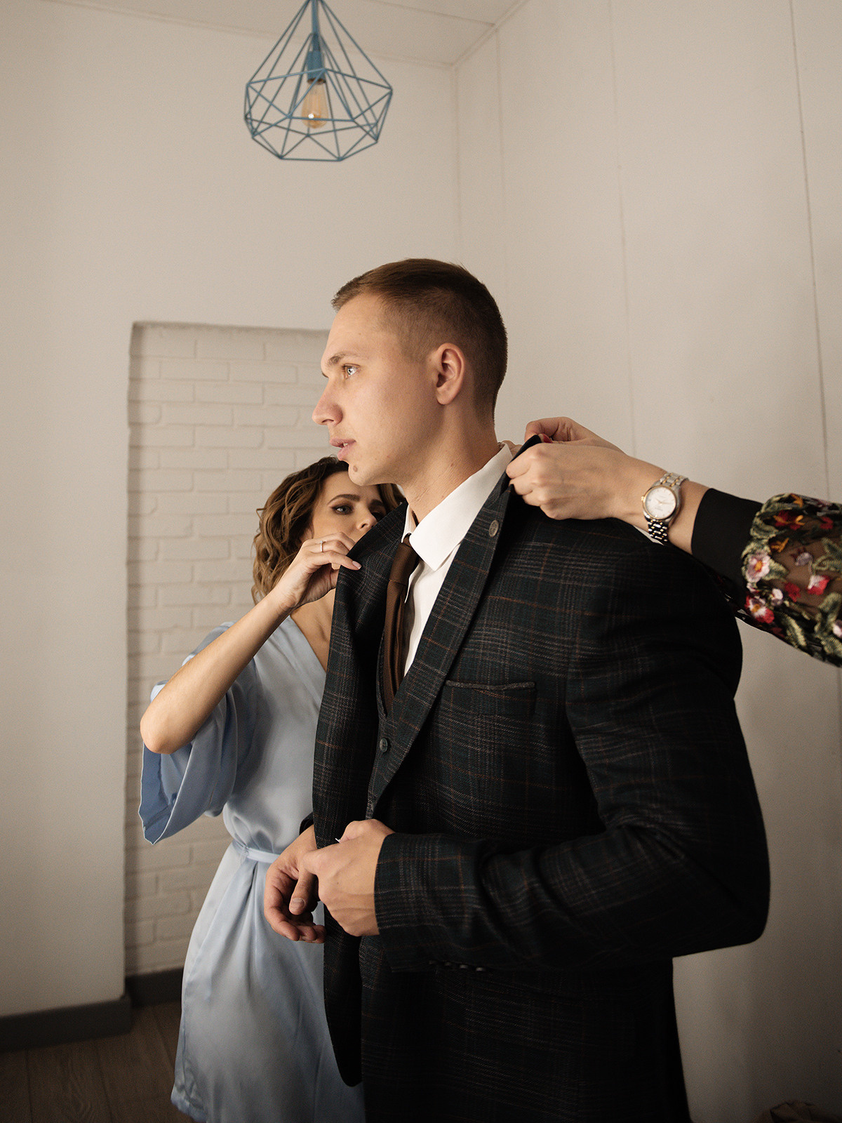 Жених готовится к регистрации. Свадебная фотосъемка