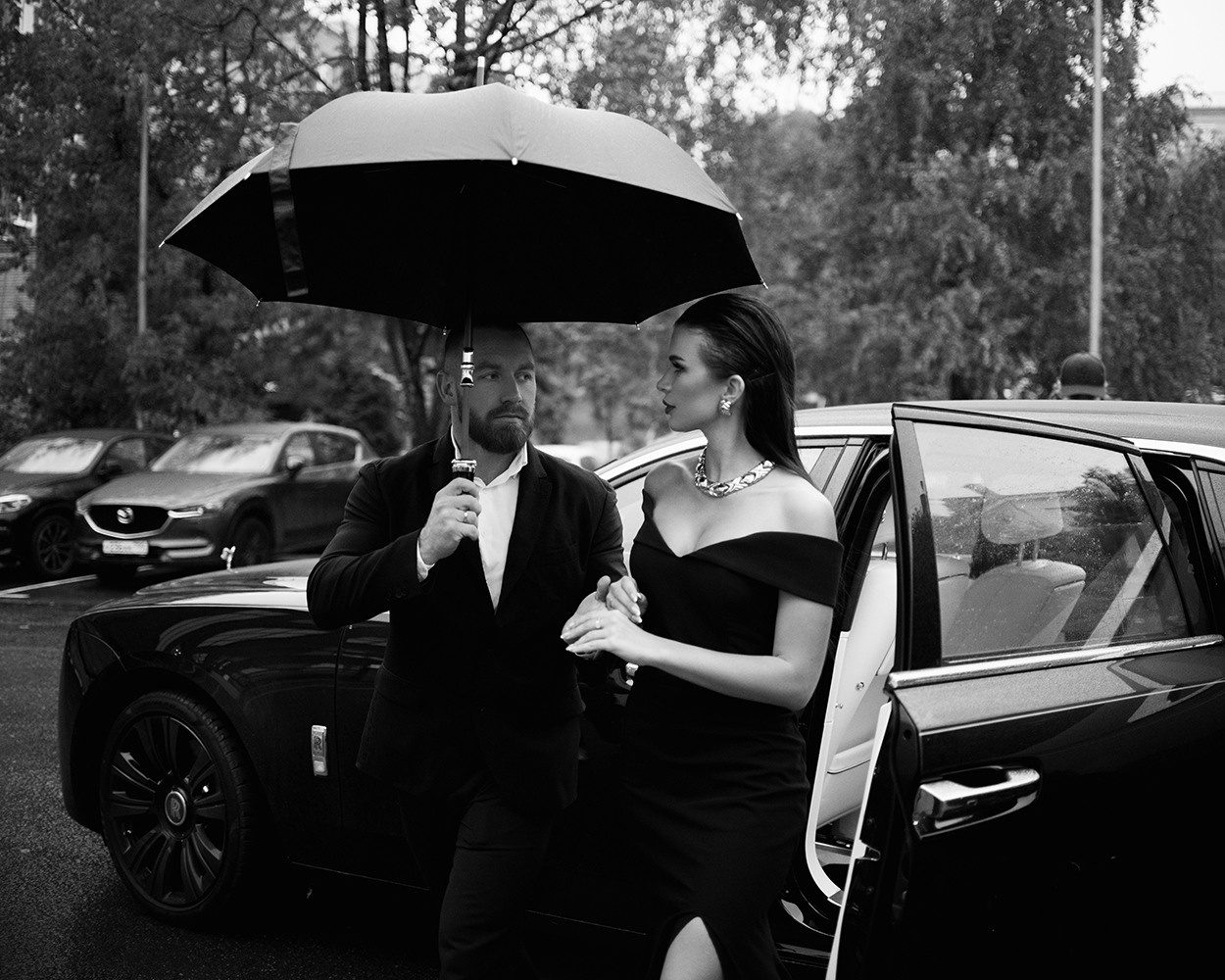Фотосессия блогеров в дождь. Надин и Никита Серовски. Love Story съемка. Съемка в стиле папарацци. Портретная и репортажная фотосъемка