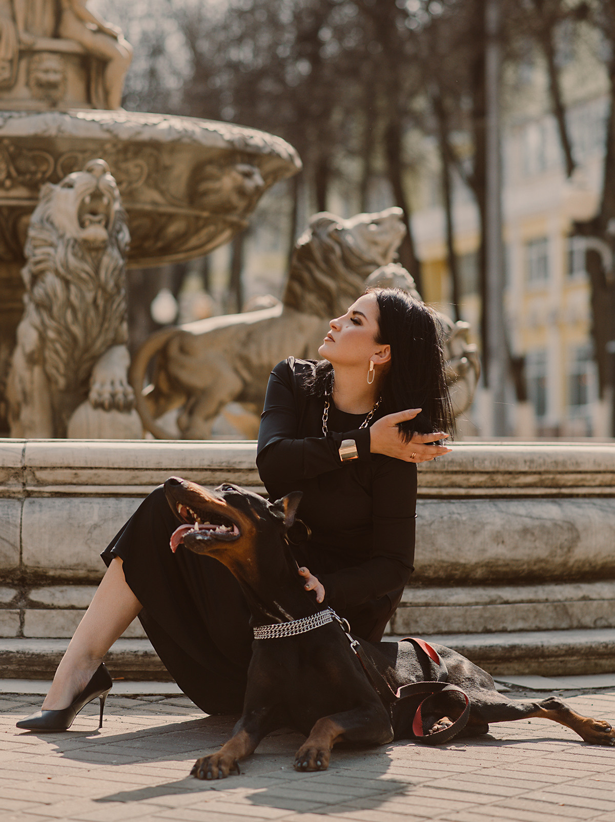 Фотосессия девушки с доберманом в черном платье