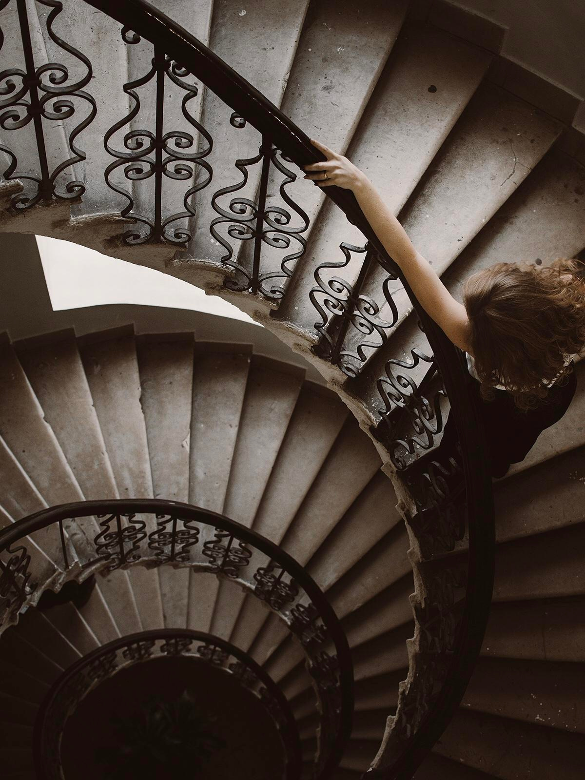 Фотосессия девушки на старой винтовой винтажной лестнице. Ретро лестница вниз