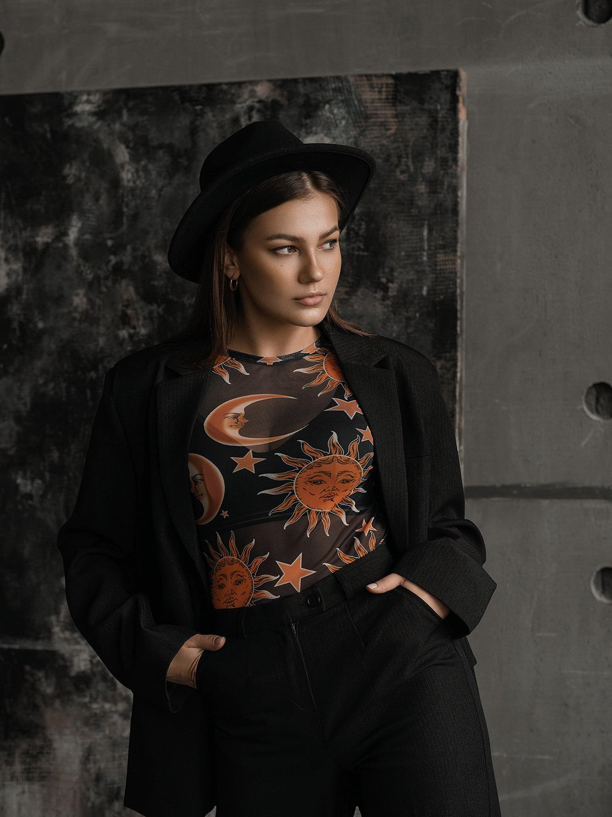 Фотосессия девушки в эстетичном строгом костюме и шляпе в студии. 