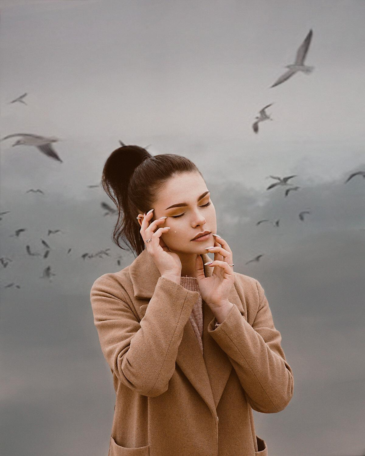 Девушка у озера с чайками. Портретная фотосъемка