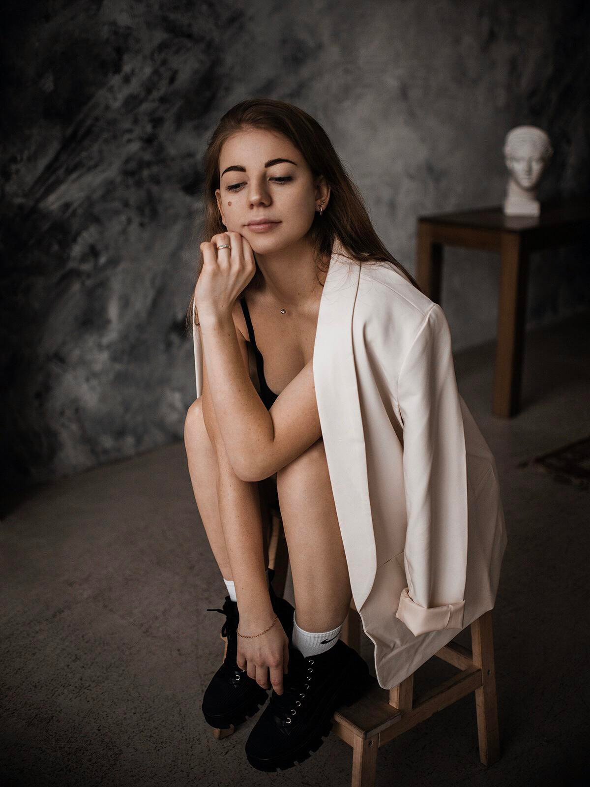 Фотосессия девушки в ботинках, пиджаке, топике и велосипедках  в студии с манекеном 