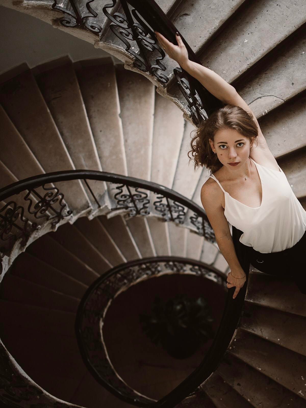 Фотосессия девушки на винтовой винтажной лестнице. Ретро лестница вниз
