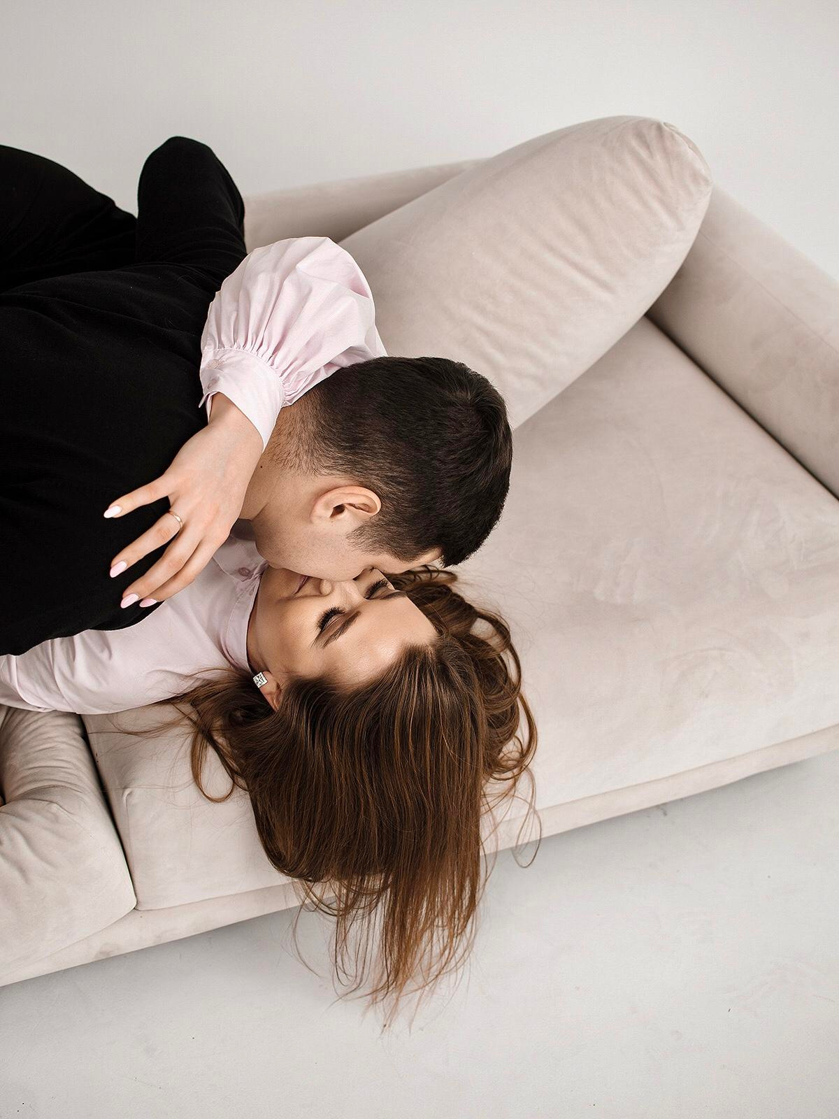 Фотосессия пары в студии. Love Story. Голубоглазая девушка в винтажной розовой рубашке