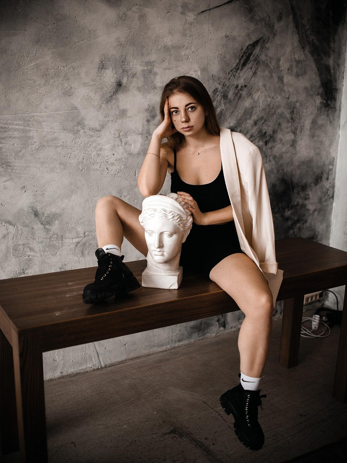 Фотосессия девушки в ботинках, пиджаке, топике и велосипедках в студии с манекеном 