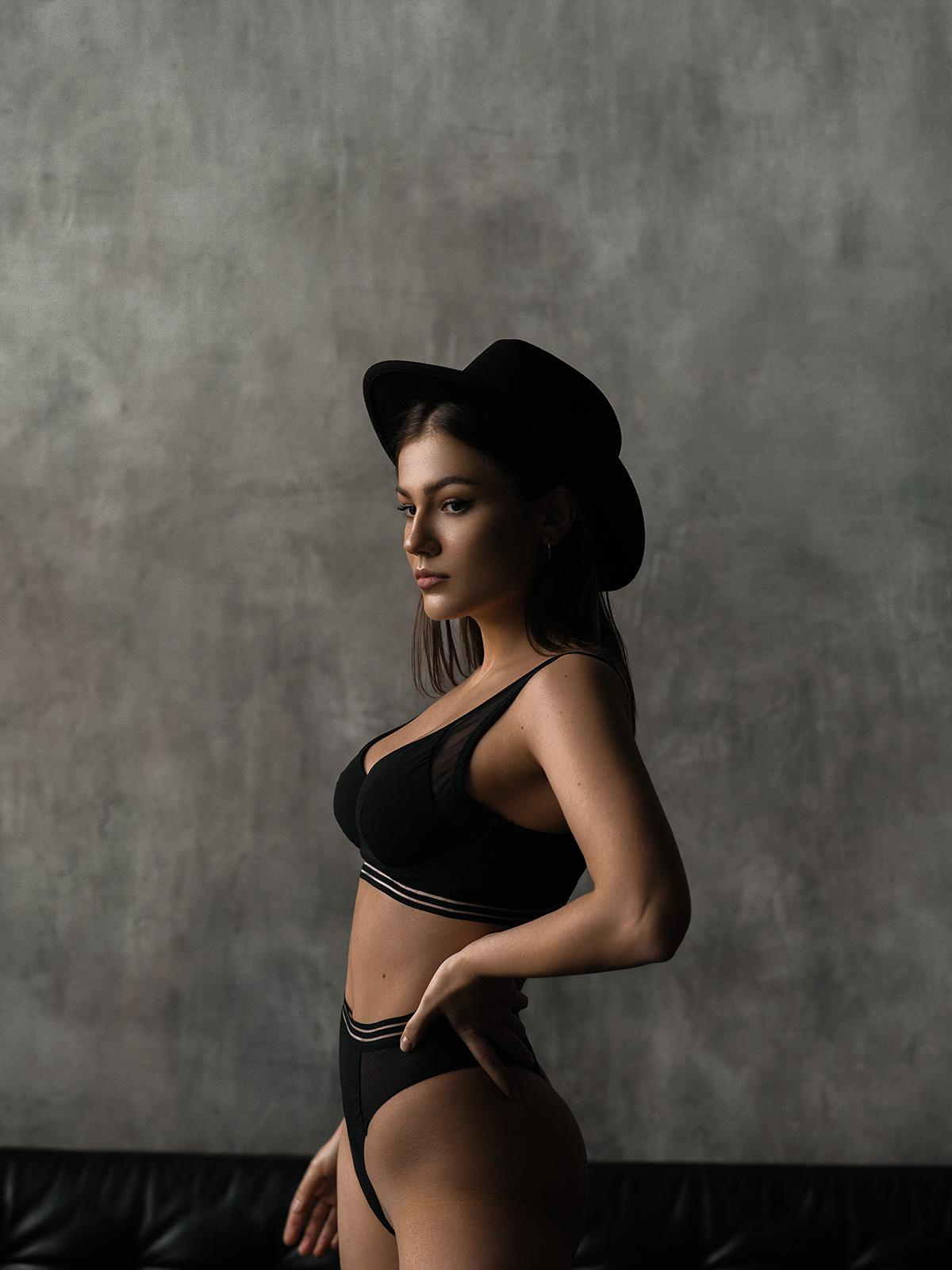 Фотосессия девушки в нижнем белье в шляпе в студии. Портретная фотосессия эстетики женского тела