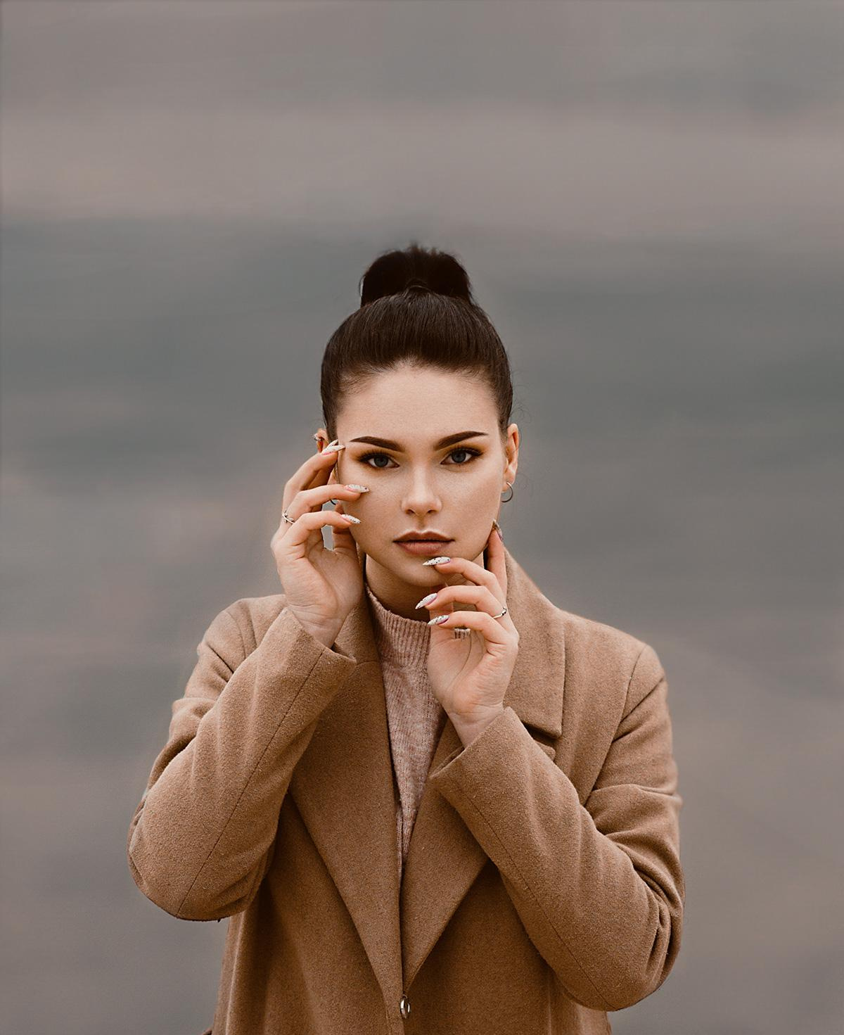 Девушка у озера, строгий взгляд. Портретная фотосъемка