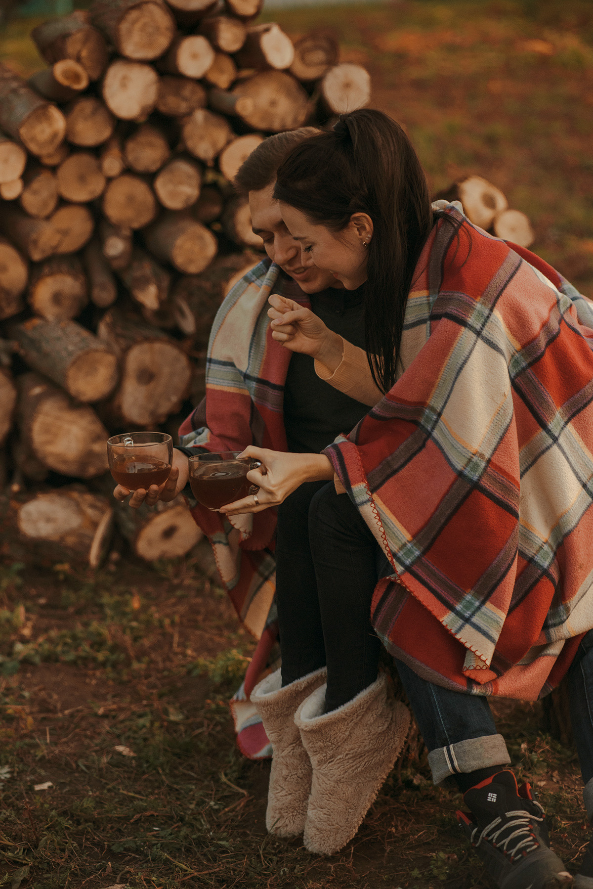 Уютная фотосессия пары у костра в пледе на фоне дров. Love Story. 