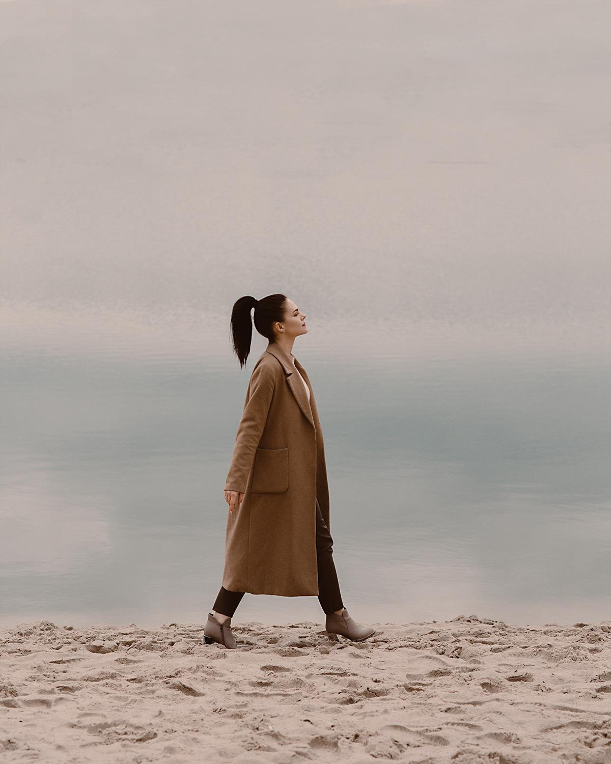Прогулочная фотосессия девушки у озера в пальто