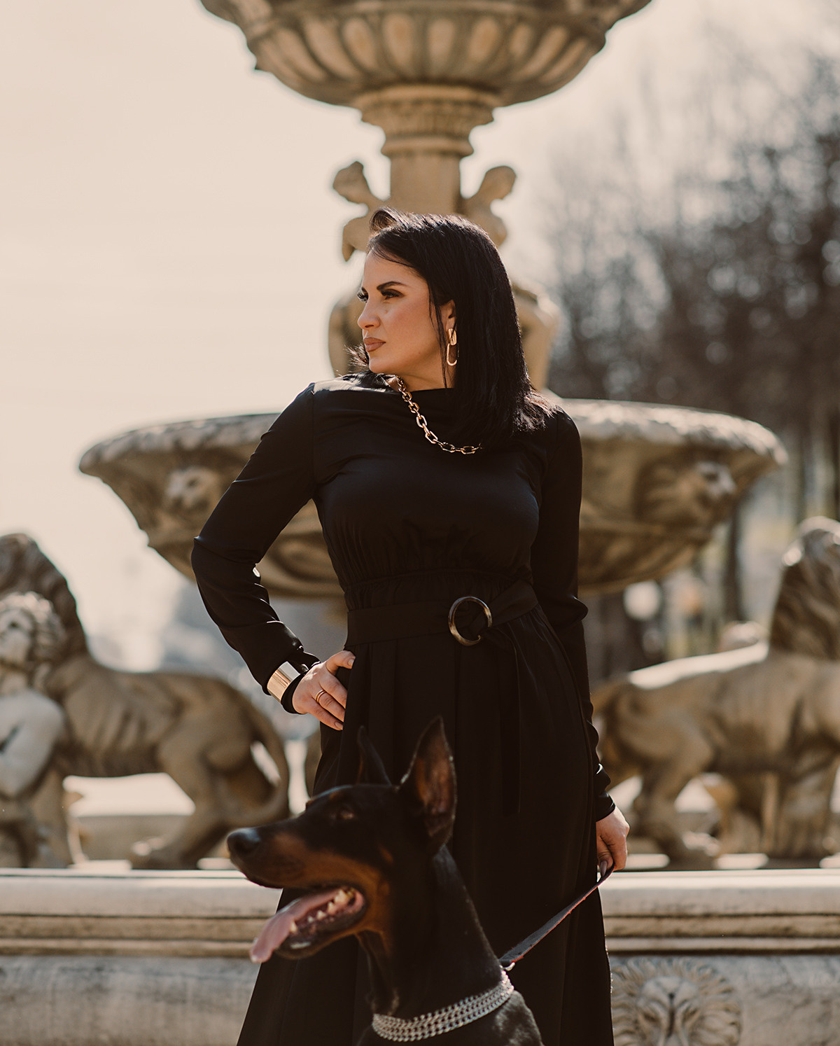 Фотосессия девушки с доберманом в черном платье