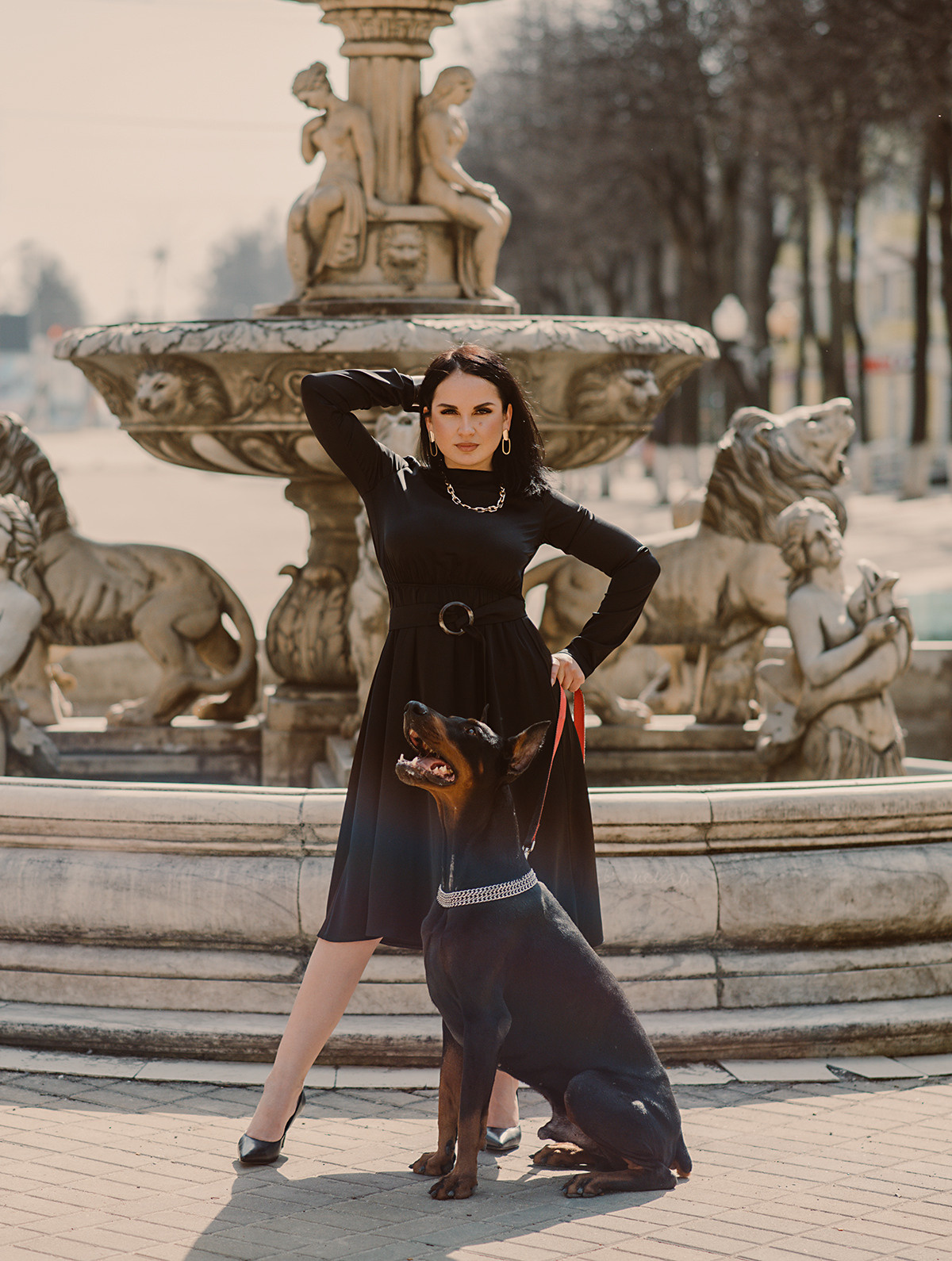 Фотосессия девушки с доберманом в черном платье