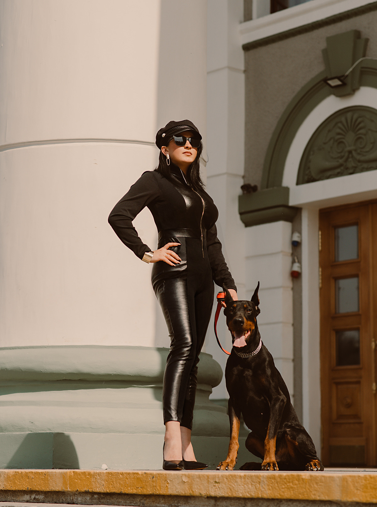 Фотосессия девушки с доберманом в черном костюме на площади