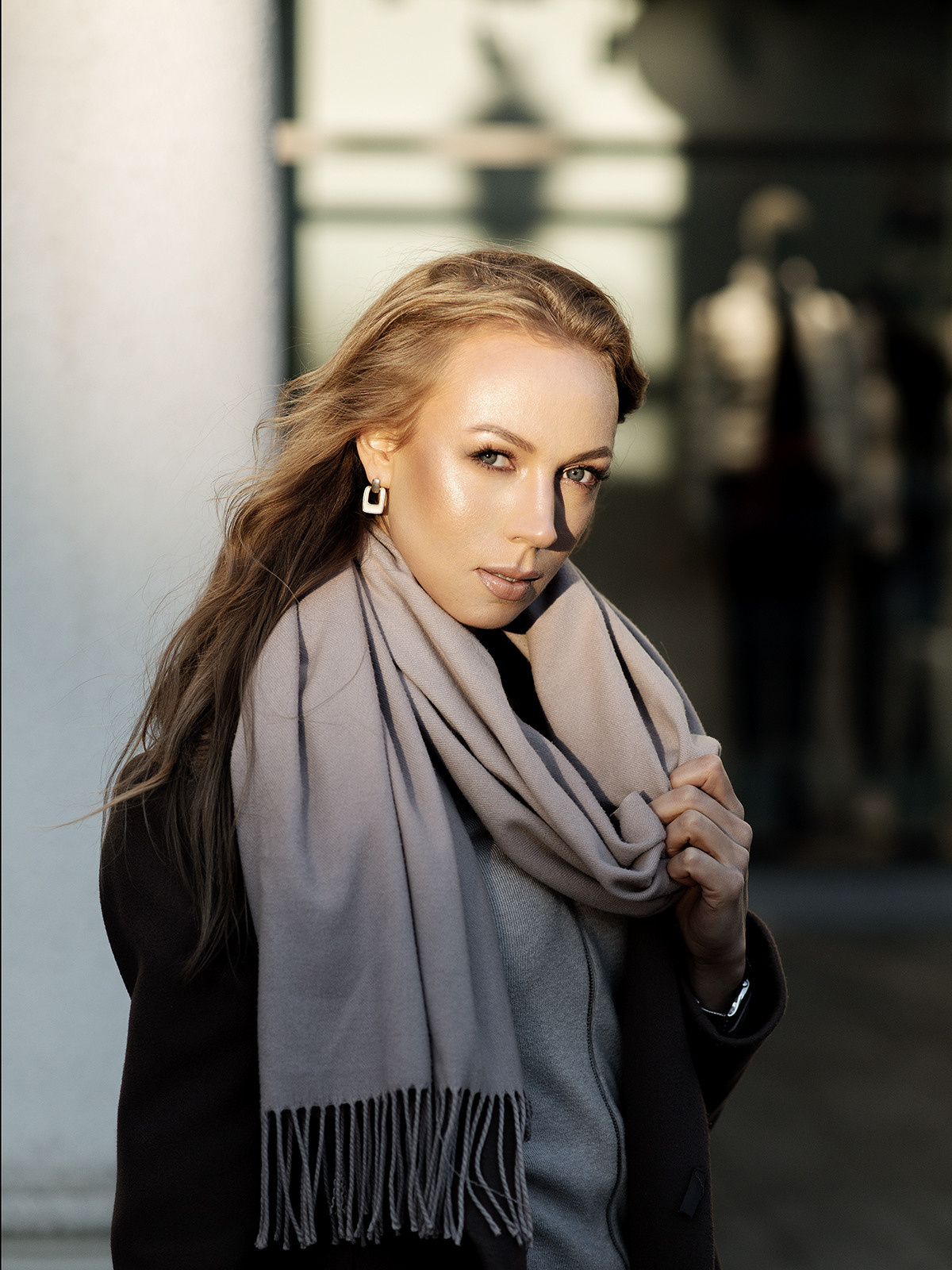 Фотосессия девушки в нюдовом стиле в аутлете Белая Дача. Портретная фотосъемка, прогулочная