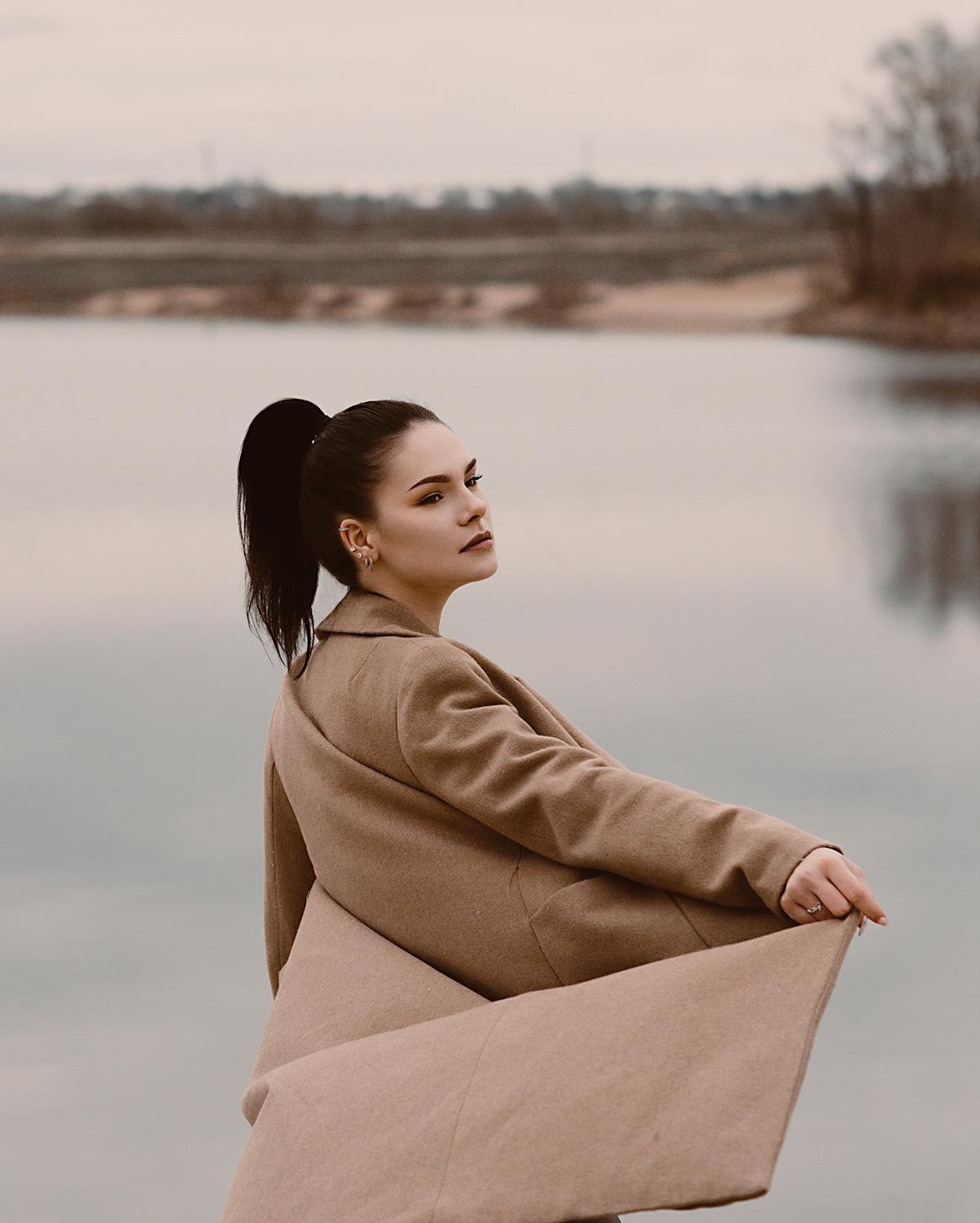 Прогулочная фотосессия девушки у озера в пальто