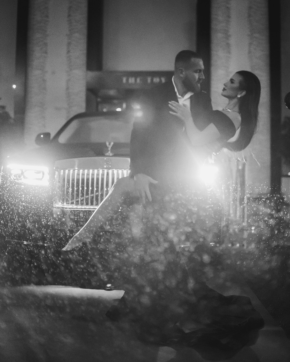 Фотосессия блогеров в дождь. Надин и Никита Серовски. Love Story съемка. Съемка в стиле папарацци. Портретная и репортажная фотосъемка