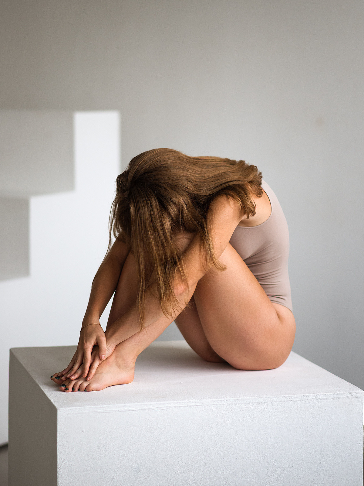 Эстетичная фотосессия тела девушки в боди. Женственность