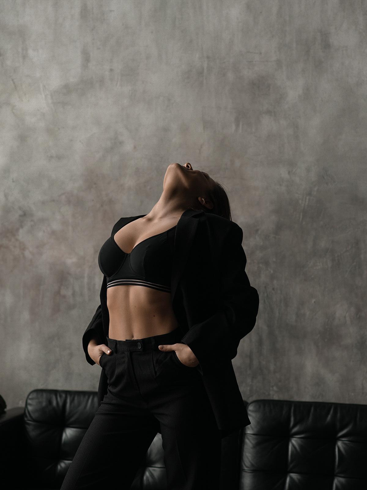 Фотосессия девушки в нижнем белье в шляпе в студии. Портретная фотосессия эстетики женского тела