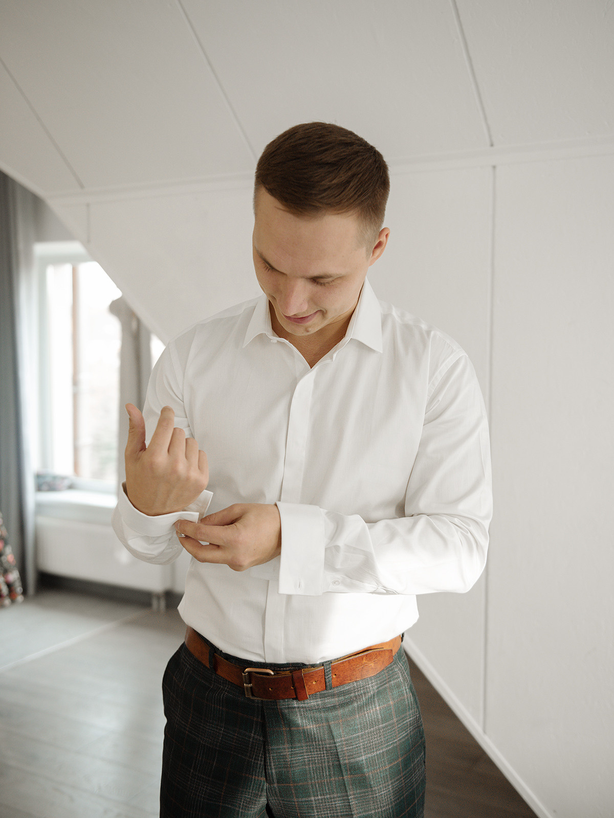 Жених готовится к регистрации. Свадебная фотосъемка