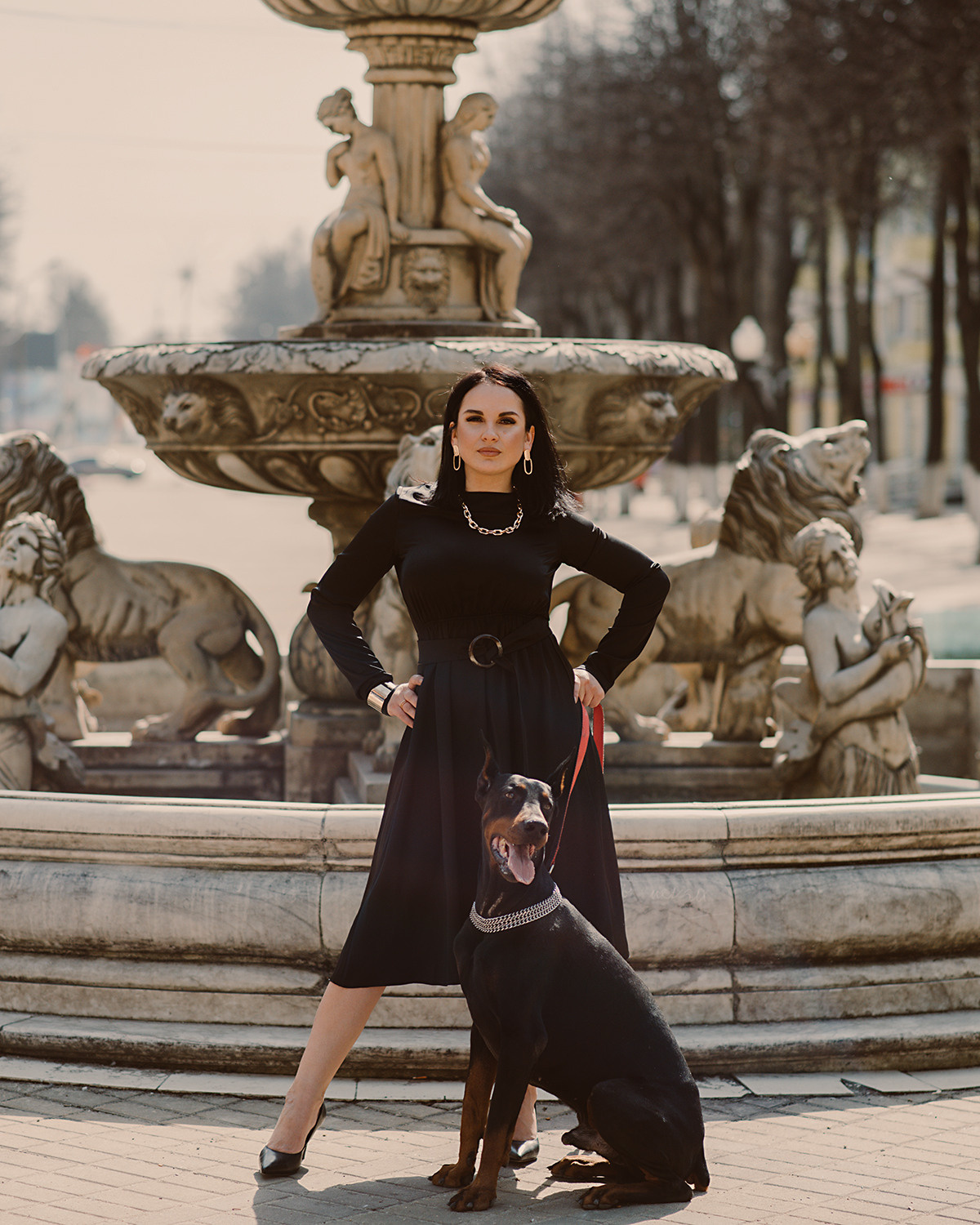 Фотосессия девушки с доберманом в черном платье