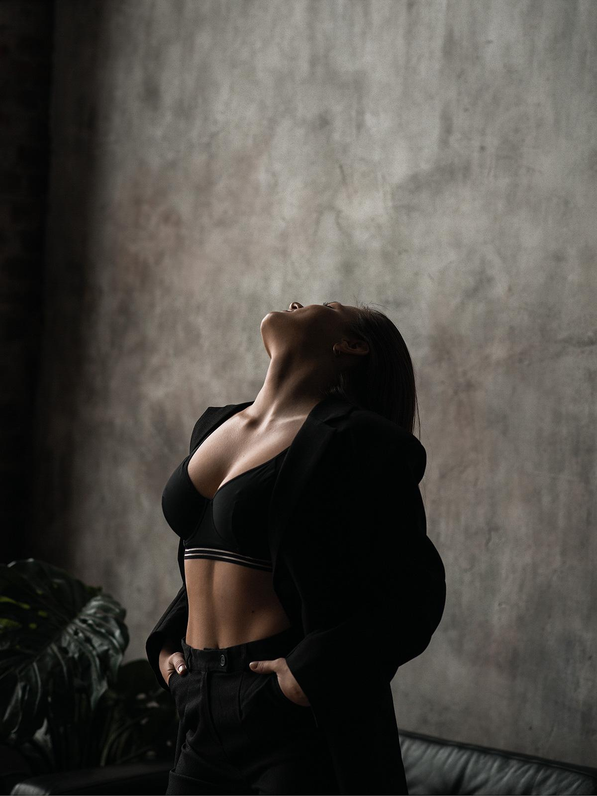 Фотосессия девушки в нижнем белье в шляпе в студии. Портретная фотосессия эстетики женского тела