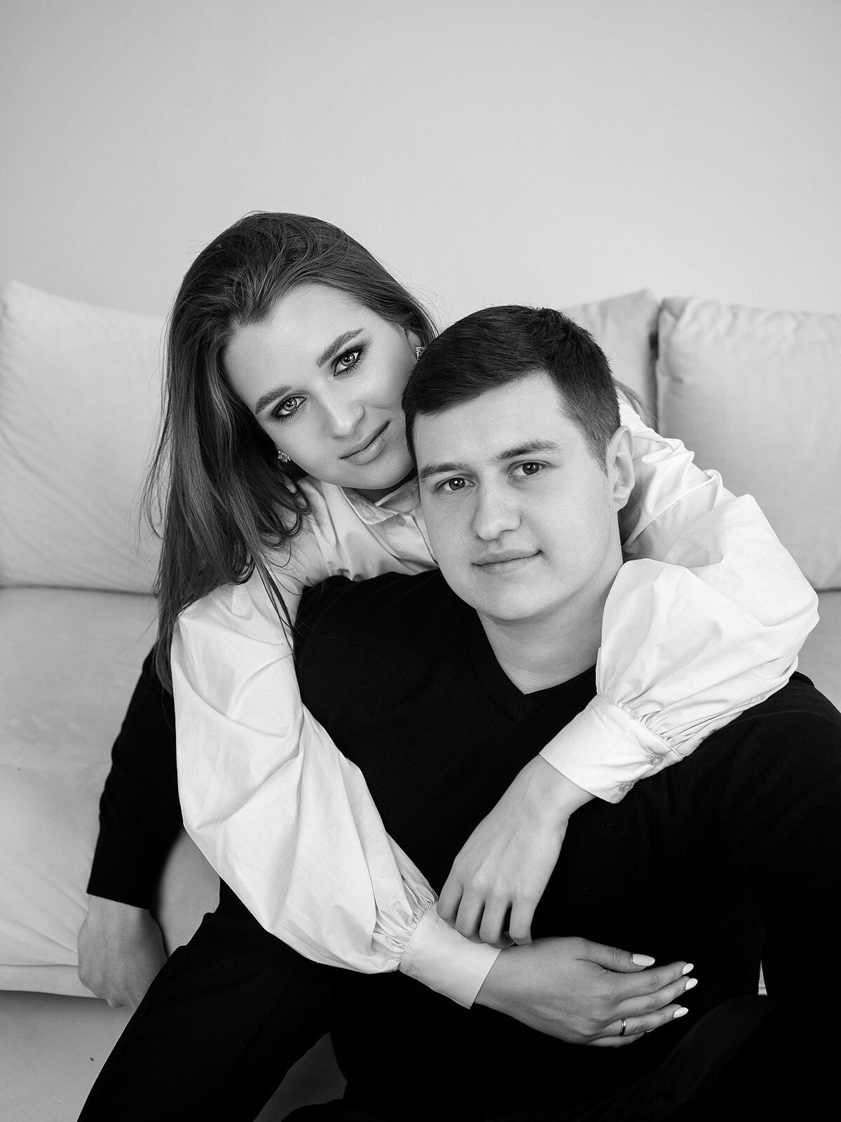 Фотосессия пары в студии. Love Story. Голубоглазая девушка в винтажной розовой рубашке