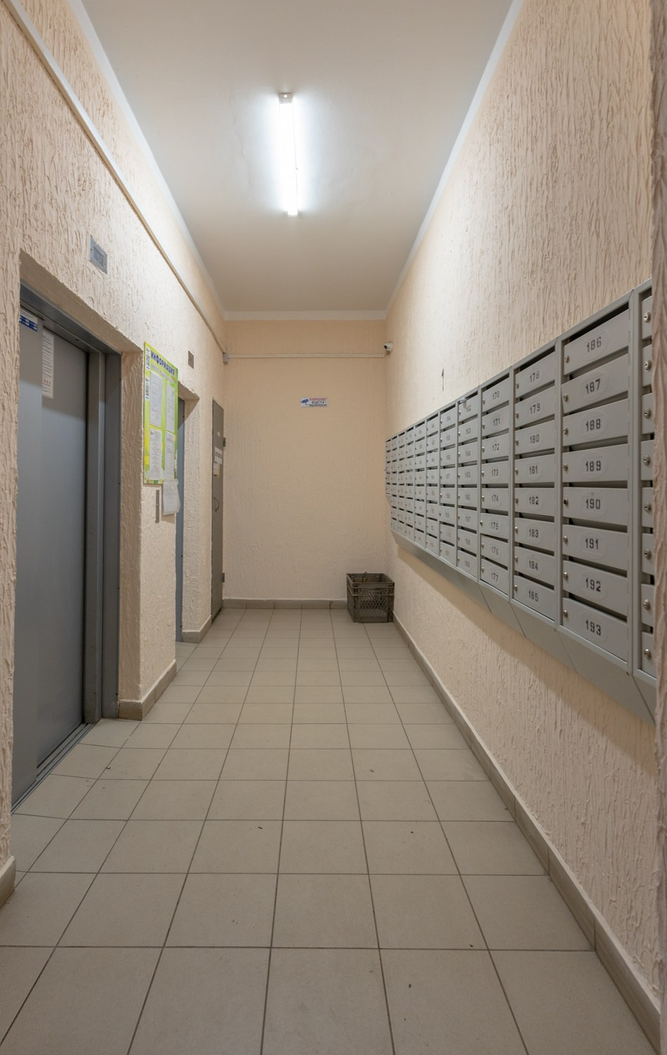 "Холл подъезда с почтовыми ящиками — фотосъёмка входной группы"