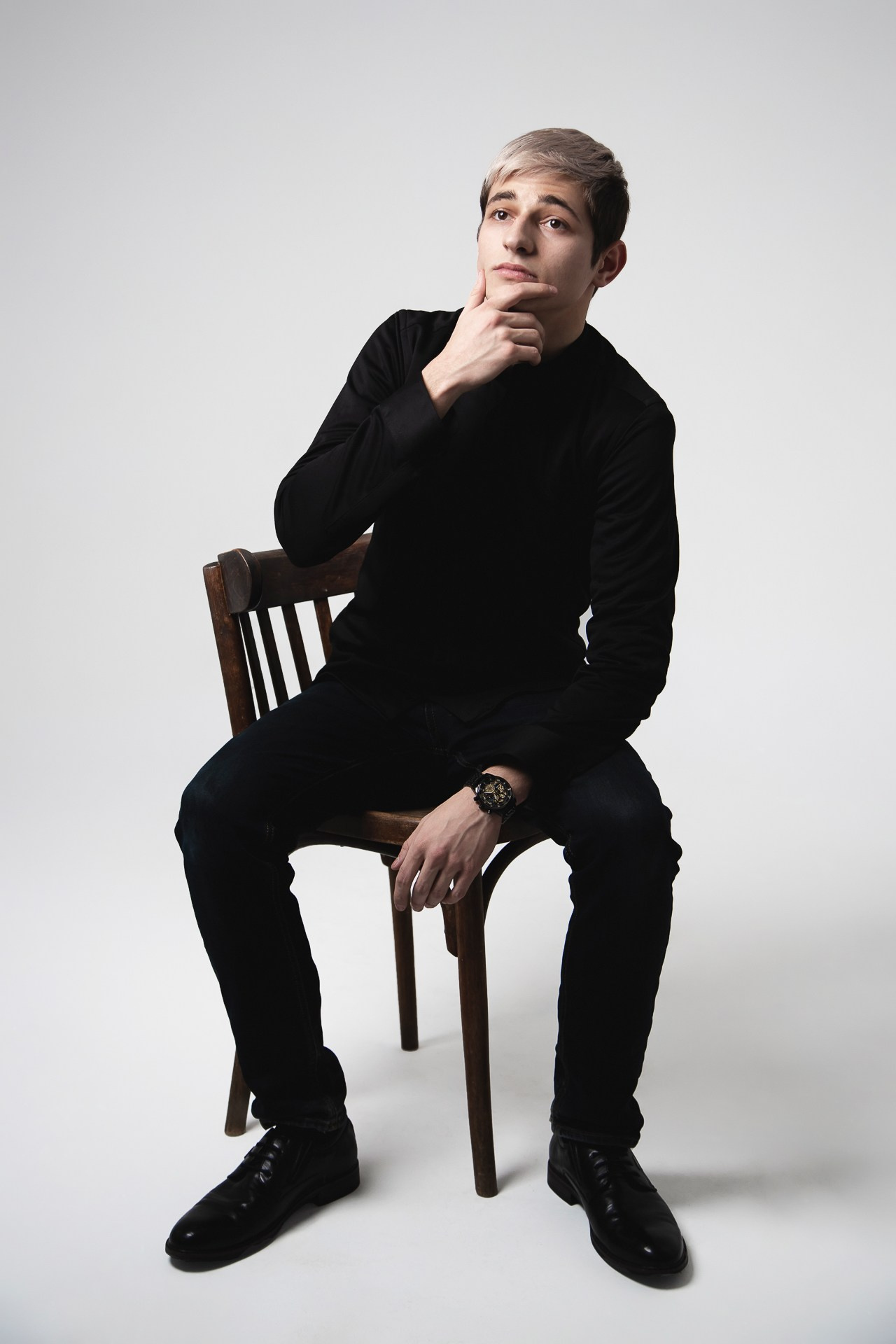 Актер Виктор.