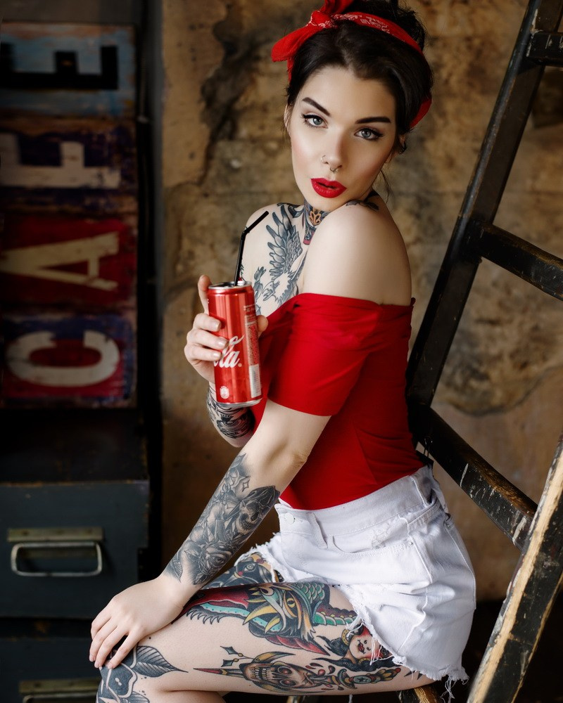 Тату модель в стиле betty boop держит в руках банку кока колы 