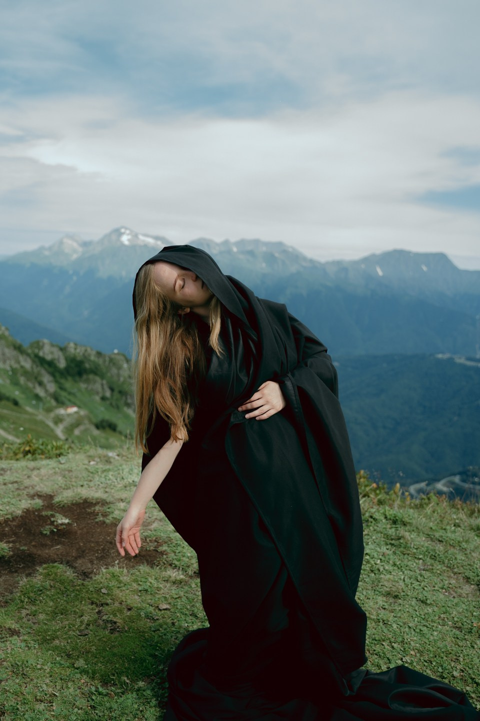 Снимок девушки обернутой в фотофон на фоне  пор